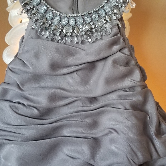 Gorgeous curve hugging dress - Picture 5 of 8